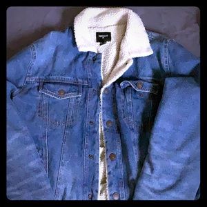 Men’s FOREVER 21 Sherpa lines denim jacket.